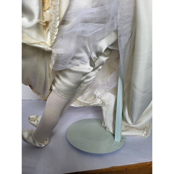 Cracker Barrel American Classic Collection Porcelain Bride Doll Abigail 22” - Picture 15 of 16